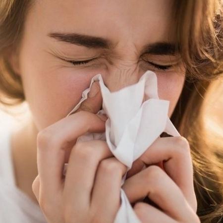 Em pessoas vacinadas, a covid-19 gera coriza e espirros, sintomas leves que fazem a doença ser confundida com um resfriado - Getty Images