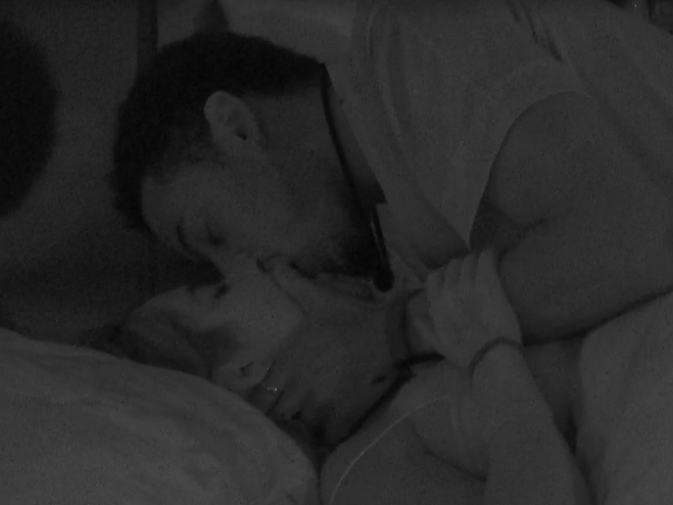 Entre beijos e jogo: Paulo André e Jade passam a noite juntos no 'BBB 22'