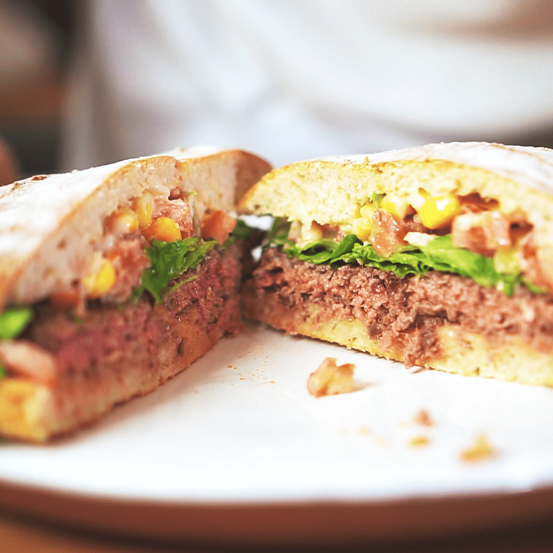 Lanche típico gaúcho, xis é gigante cheio de sabor. Prove receitas