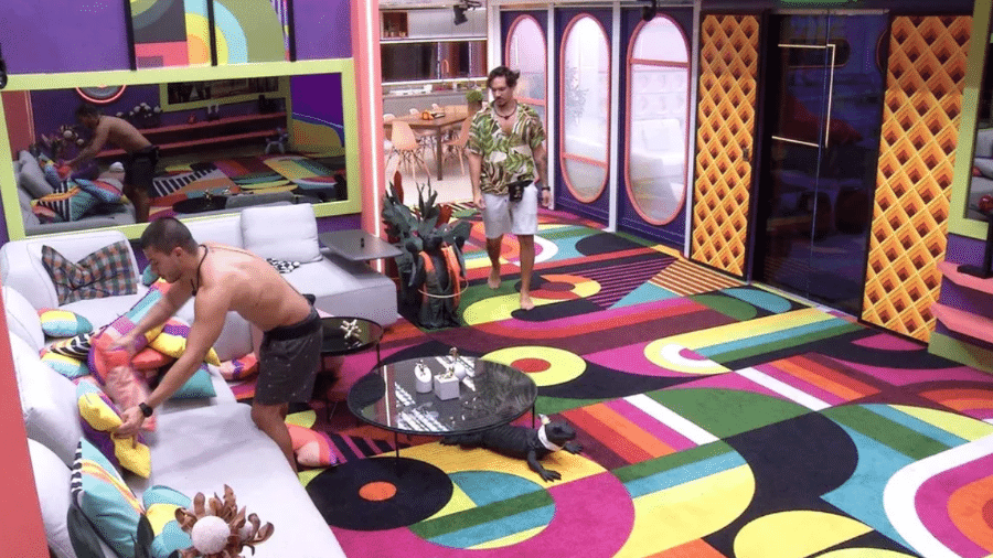 BBB 22: Arthur e Eliezer fazem faxina na casa do reality show - Reprodução/Globoplay