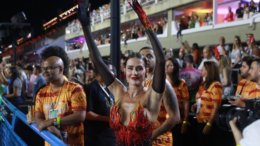 Deborah Secco posa para fotos no segundo dia de desfiles da Sapucaí - Dilson Silva/Agnews