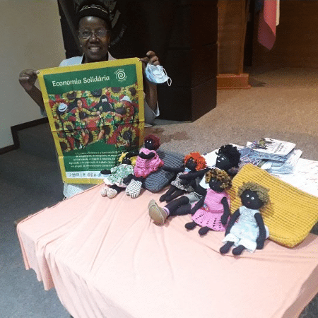 A aposentada Armicinha Leone da Silva confecciona bonecas de pano - Acervo pessoal