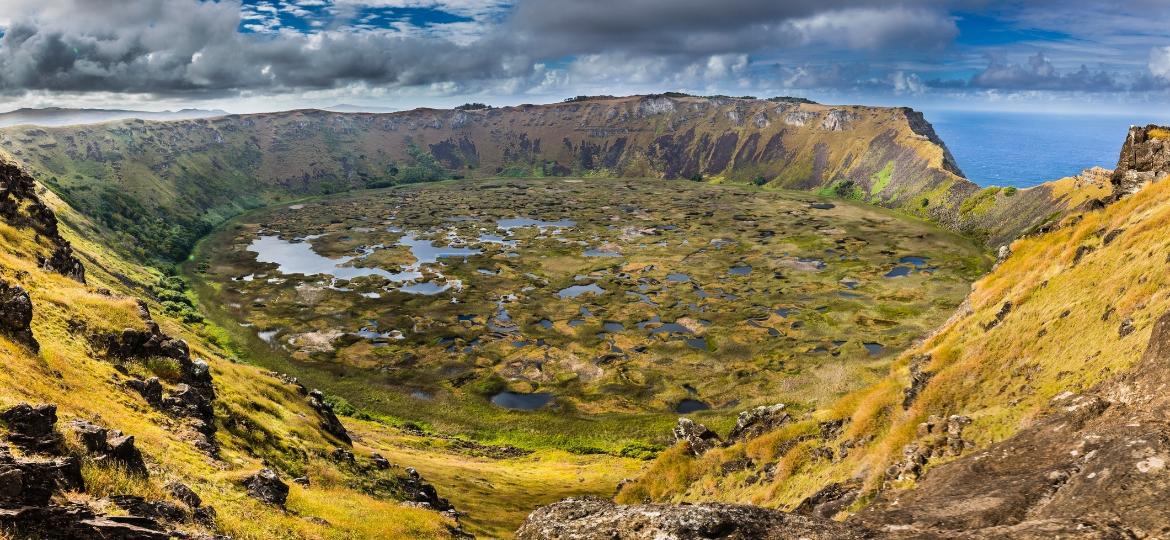Rano Kau, o vulcão que abrigava uma das moai mais famosas da Ilha de Páscoa - Getty Images/iStockphoto