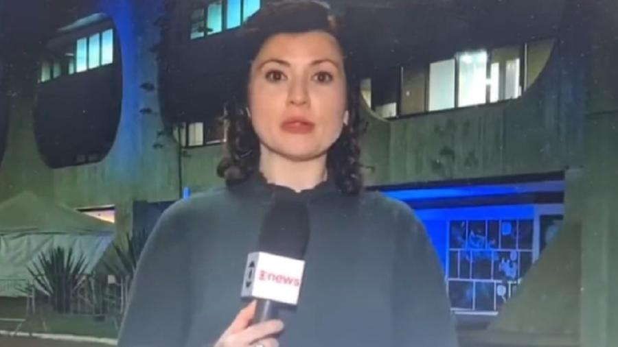 Isabela Camargo tosse enquanto fazia transmissão ao vivo de Brasília - Reprodução/Twitter