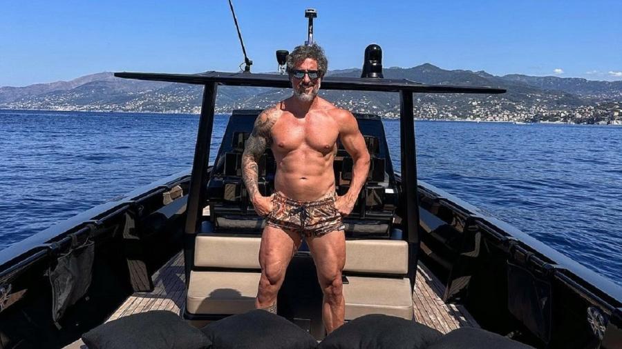 Marcos Mion faz pose durante passeio de barco em viagem pela Itália