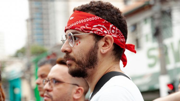 Com bandana na cabeça, fã do Jão espera para entrar no Allianz Parque, em São Paulo