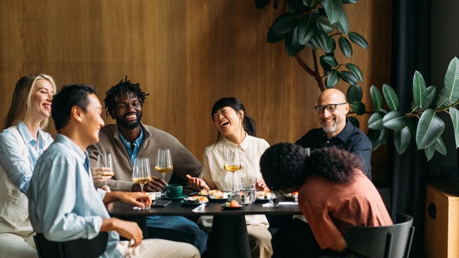 Jantar com desconhecidos: experiência promete conectar pessoas