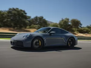 Porsche 911 ganha 1ª versão híbrida, muda o visual e é aula de tecnologia