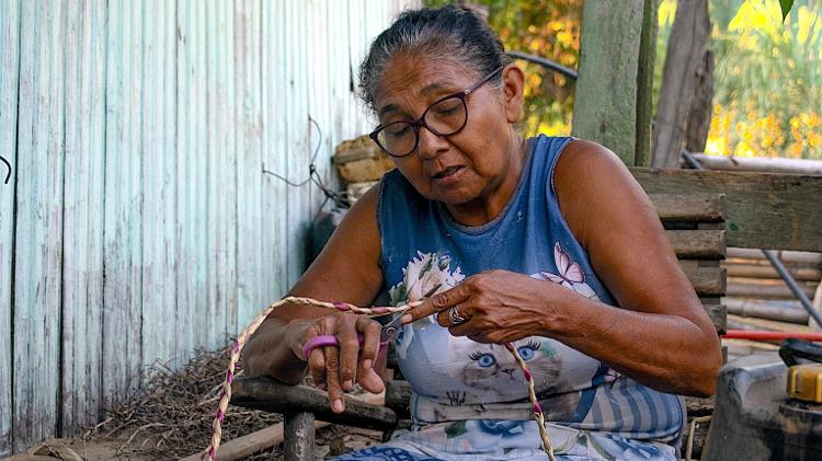 Leônida Aires, conhecida como dona Eliane, artesã de aguapé na comunidade de Barra do rio São Lourenço, em Mato Grosso