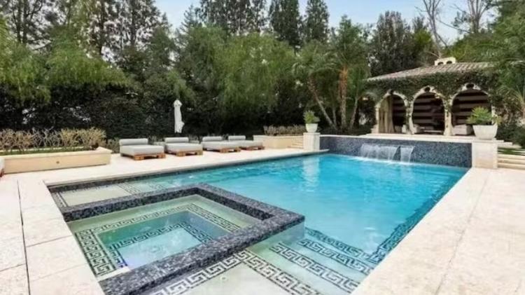 Piscina da mansão das Kardashians Piscina da mansão das Kardashians