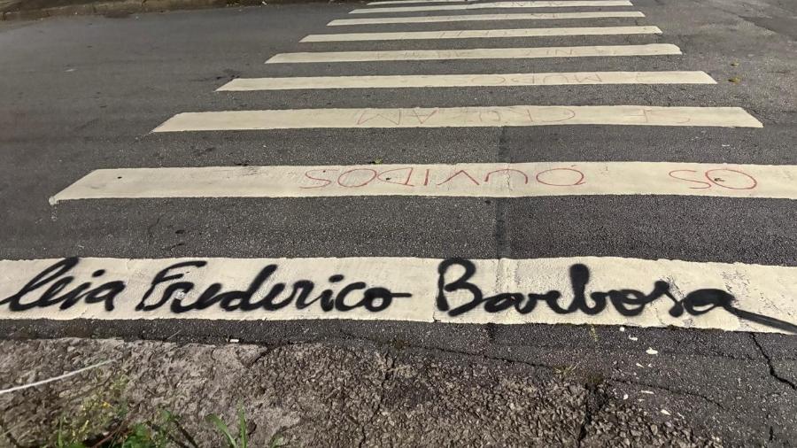 Mensagens nas faixas vêm surgindo em diferentes lugares da capital paulista Mensagens nas faixas vêm surgindo em diferentes lugares da capital paulista