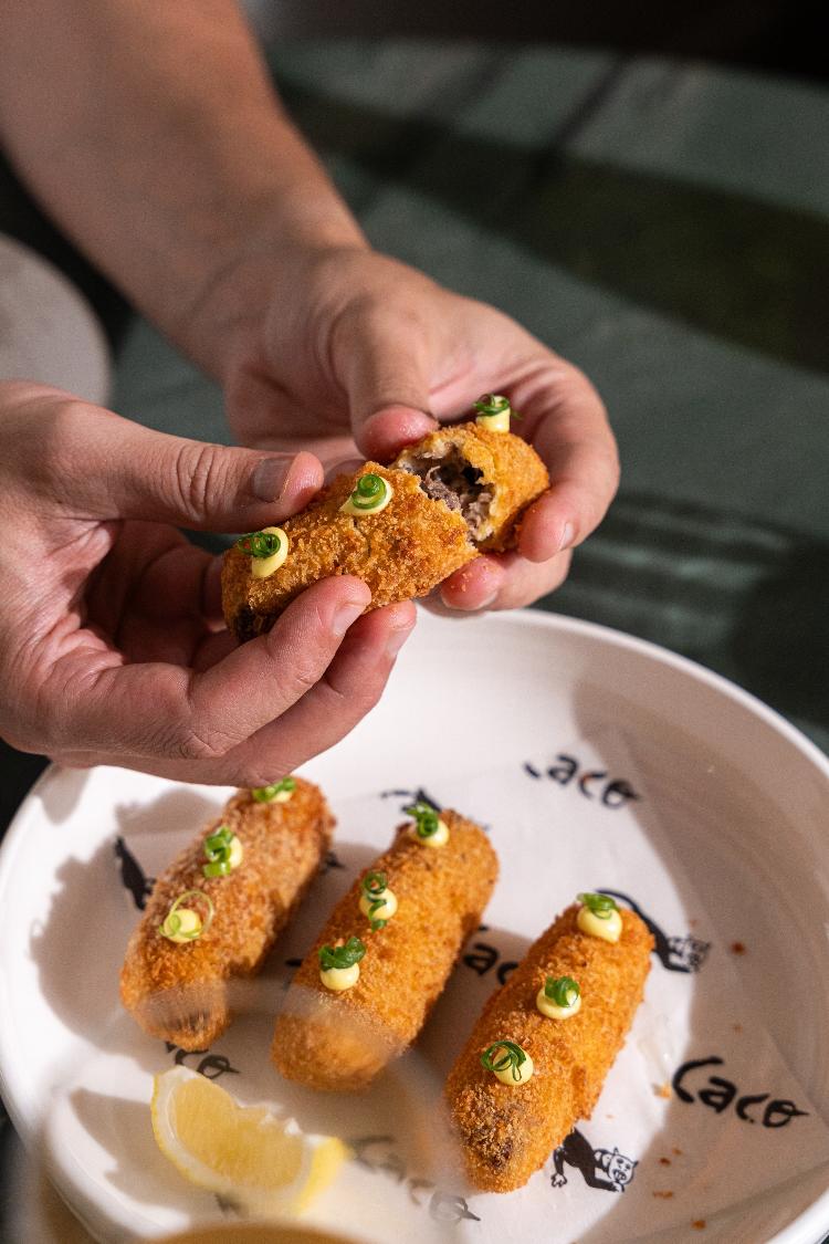 Croqueta cremosa de lingua de boi, servida com aioli, do Caco, para Festival de Tapas 2025 Croqueta cremosa de lingua de boi, servida com aioli, do Caco, para Festival de Tapas 2025