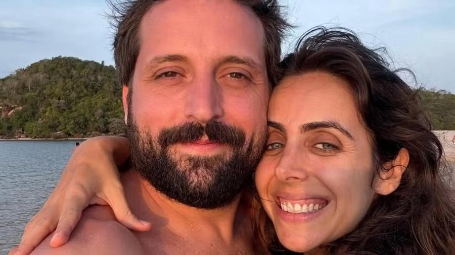 Giovanna Nader abre álbum de viagem com Gregorio Duvivier Giovanna Nader abre álbum de viagem com Gregorio Duvivier