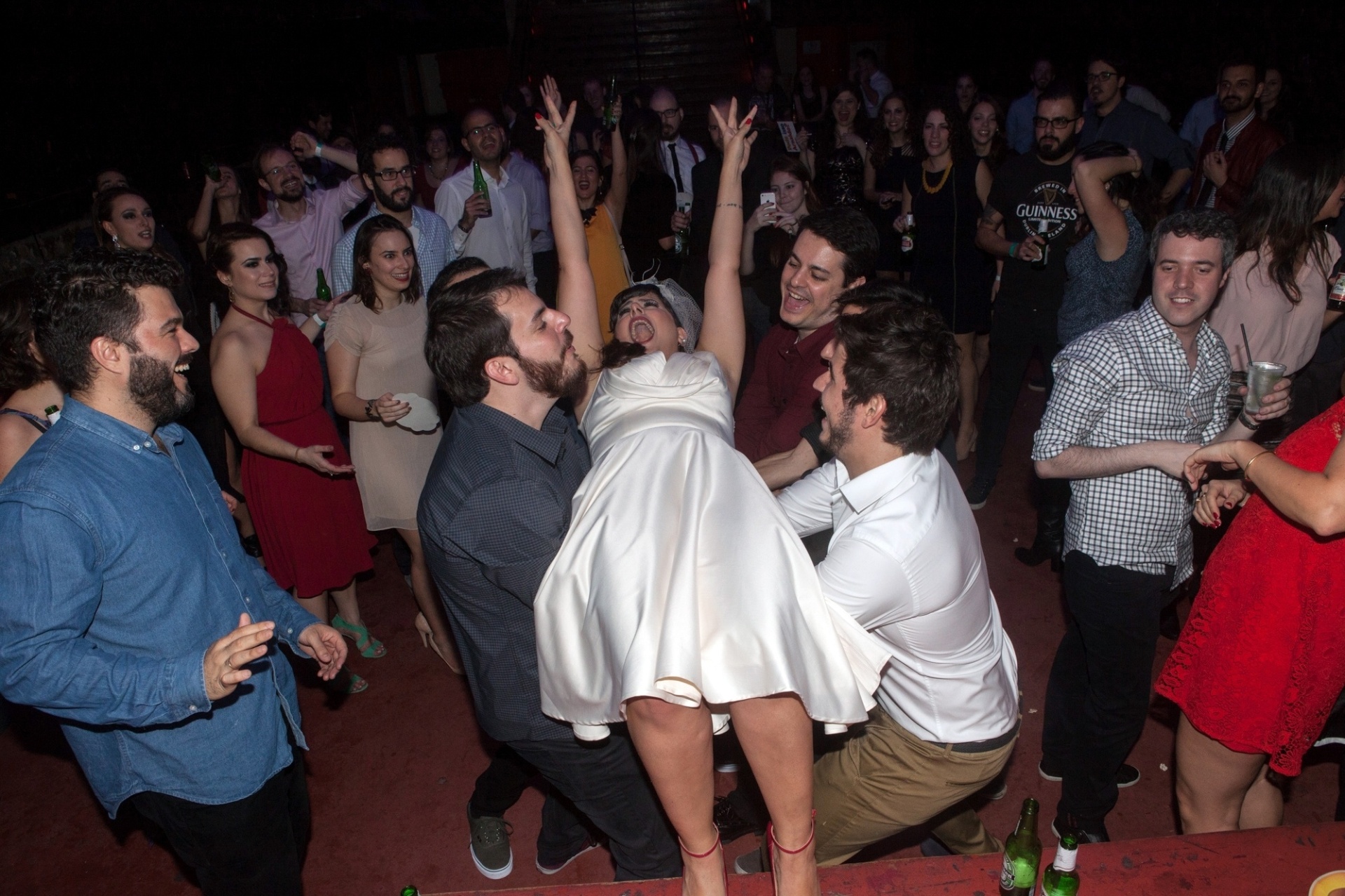 Animada, a noiva Catarina se jogou, literalmente, na pista de dança - Divulgação/Anna Silveira