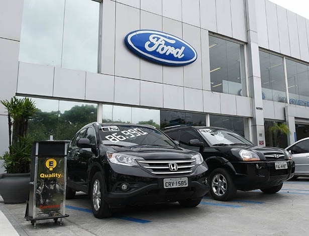 Concessionária da Ford em São Paulo exibe usados à venda, como esses Honda CR-V e Hyundai Tucson, na área de fora da loja, no estacionamento - Murilo Góes/UOL