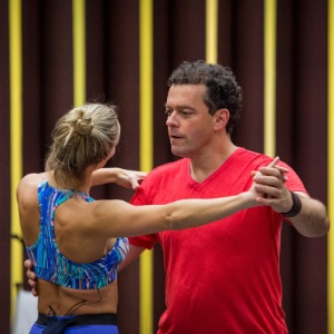 4.out.2015 - Fernando Rocha e Juliana Valcézia nos ensaios - João Cotta/TV Globo - João Cotta/TV Globo