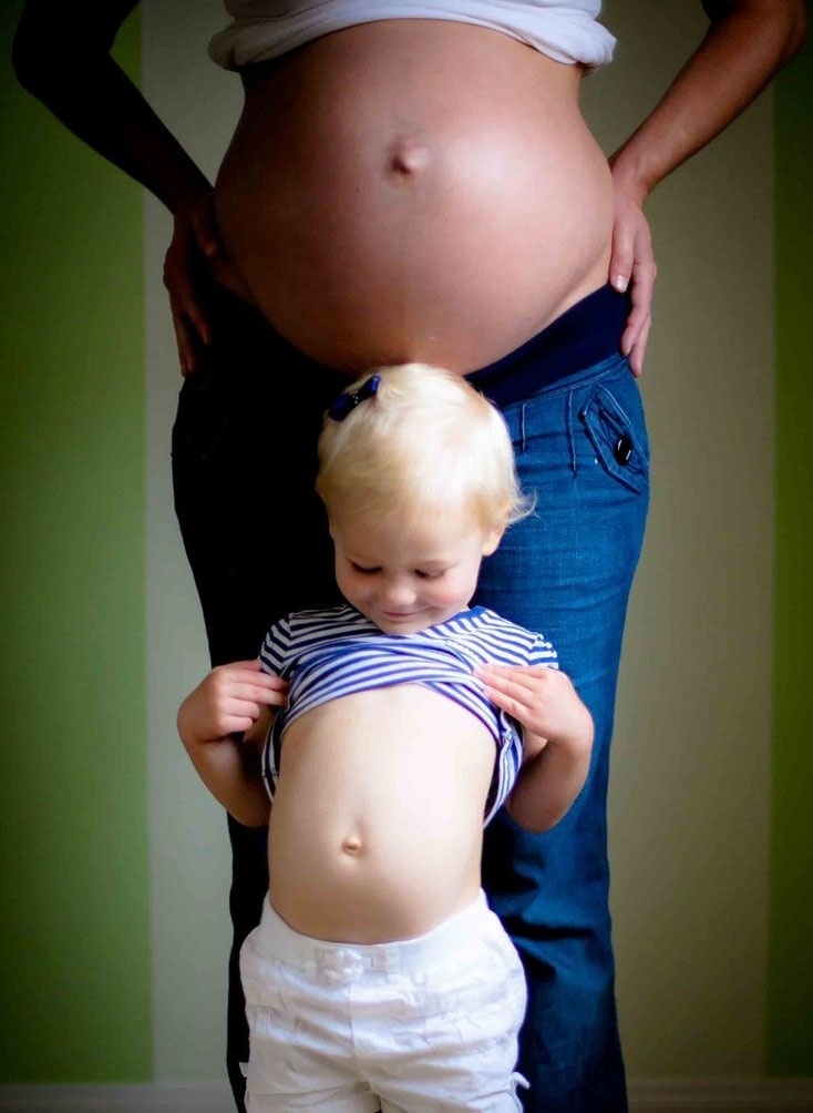 Na competição de barrigas, a mamãe levou a melhor, mas não há como competir no quesito fofura com o garotinho. A presença dele certamente deixará o álbum do segundo bebê ainda mais belo - Reprodução/Pinterest/Alex Smith