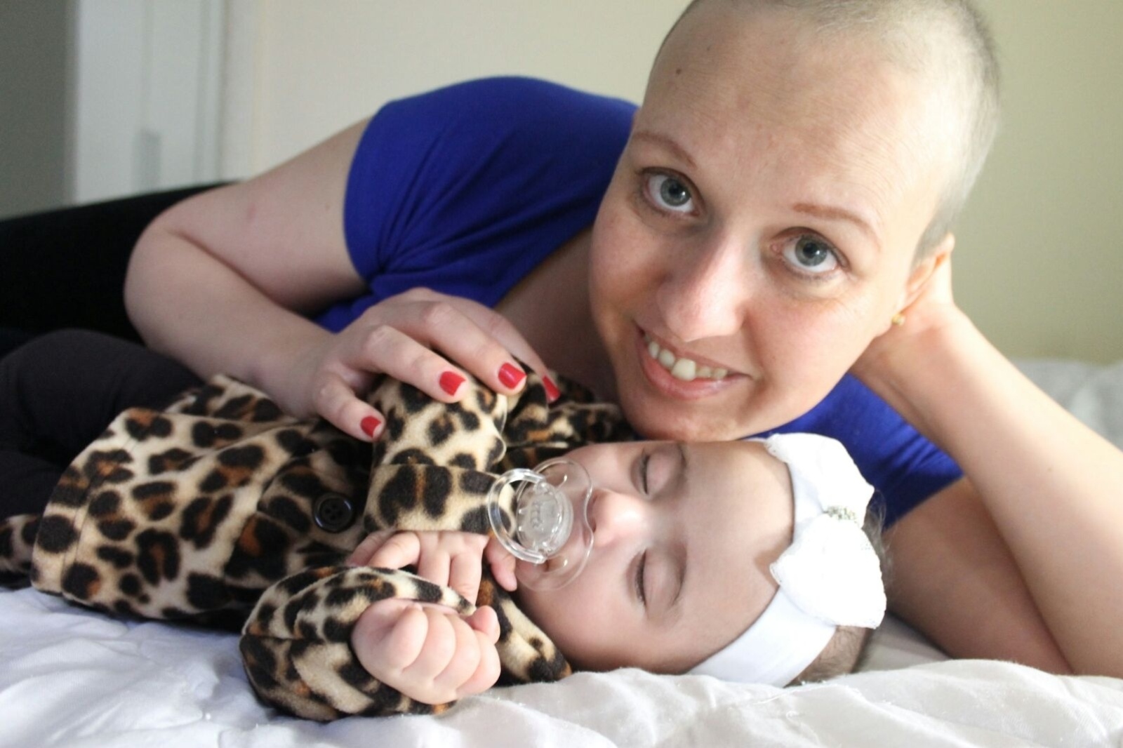 "Estava grávida de 25 semanas quando descobri o câncer de mama já em estágio avançado. Duas semanas após o diagnóstico, em fevereiro deste ano, retirei o tumor e, no início de abril, comecei as sessões de quimioterapia. Hoje, mais do que nunca, cada segundo com a minha família é precioso"  Cristiane Garcia Gallego Bet, 36, transportadora escolar, mãe de Lucas, 19, e de Emanuelle, de 6 meses - Arquivo pessoal