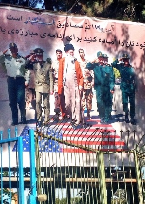 Acordos à parte: na frente da antiga embaixada americana em Teerã, outdoor mostra o líder iraniano Ali Khamenei pisando na bandeira do Estados Unidos - Marcel Vincenti/UOL