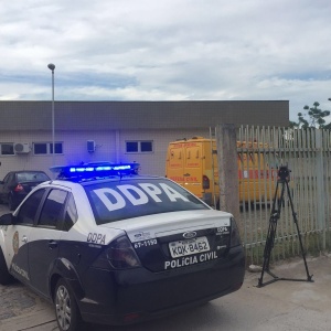 Corpo de Rian Neto chega ao IML de Macaé (RJ) - Marianna Fontes/UOL - Marianna Fontes/UOL