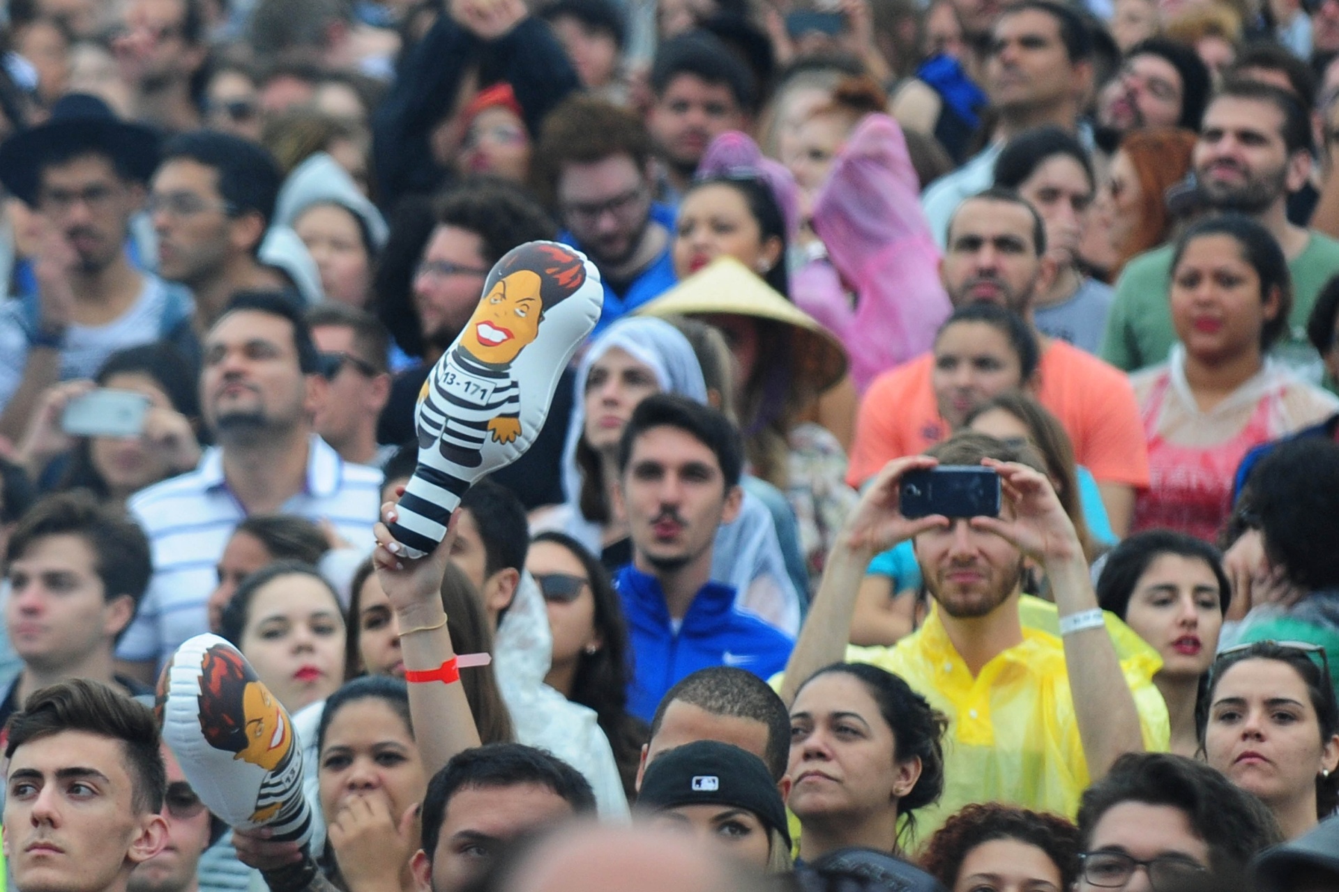 13.mar.2016 - Fãs protestam com bonecos da presidente Dilma Rousseff no segundo dia do Lollapalooza Brasil 2016 - Junior Lago/UOL