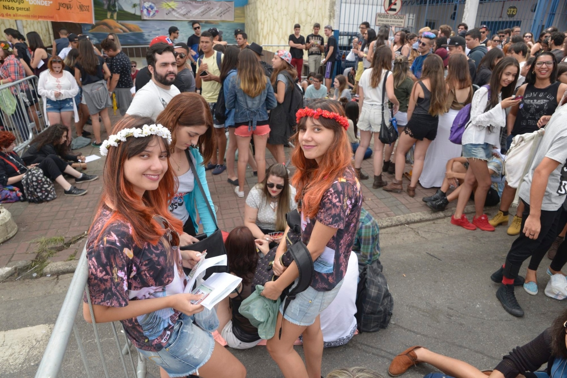 13.mar.2016 - Público aguarda a abertura dos portões para o segundo dia do Lollapalooza Brasil 2016, no autódromo de Interlagos, em São Paulo - Rafael Roncato/UOL