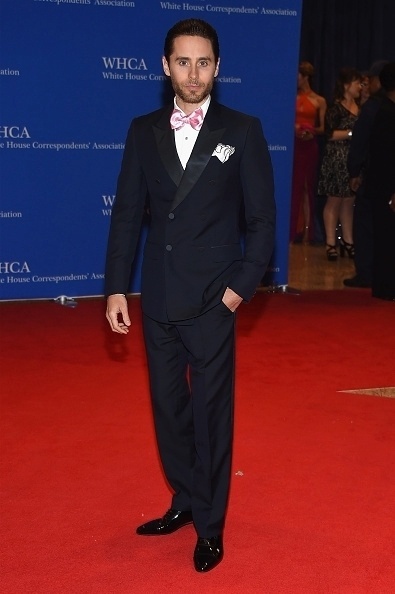 30.abr.2016 - Jared Leto escolheu um terno alinhado combinado com uma gravata rosa para o 102º Jantar Anual com os Correspondentes da Casa Branca, que aconteceu na noite deste sábado em Washington DC, nos Estados Unidos - Getty Images