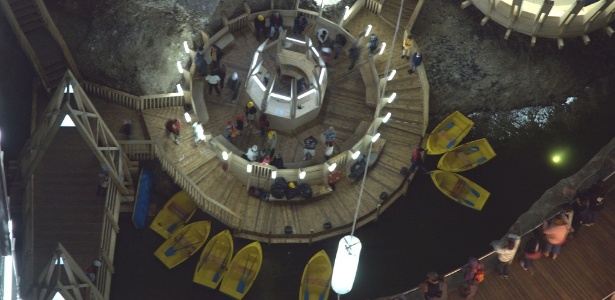 Turistas se reúnem nas construções dentro da antiga mina romena - Jason Rogers/Creative Commons - Jason Rogers/Creative Commons