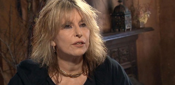 A vocalista dos Pretenders Chrissie Hynde, agora em versão com cabelos loiros - Reprodução - Reprodução