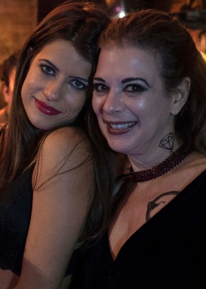Bruna Surfistinha (Maria Bopp) e a gerente de bordel Stella (Carla Ribas) em cena da série "Me Chama de Bruna" - Divulgação - Divulgação