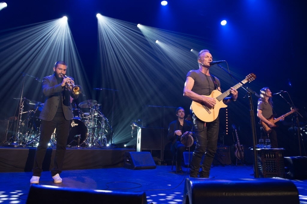 11.nov.2016 - O cantor inglês Sting se apresenta na reabertura do Bataclan, em Paris - David Wolff Patrick/AFP Photo
