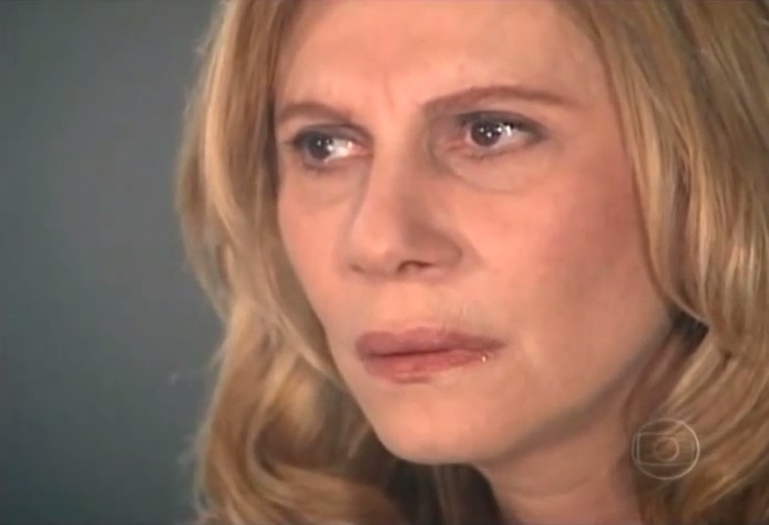 Você já deve ter visto "Nazaré confusa" no Twitter ou no Facebook. O olhar estranho da vilã, que virou meme nas redes sociais, foi retirado da cena em que ela é presa após invadir a casa de Maria do Carmo (Susana Vieira) e relembra os planos malvados contra a rival - Reprodução/TV Globo