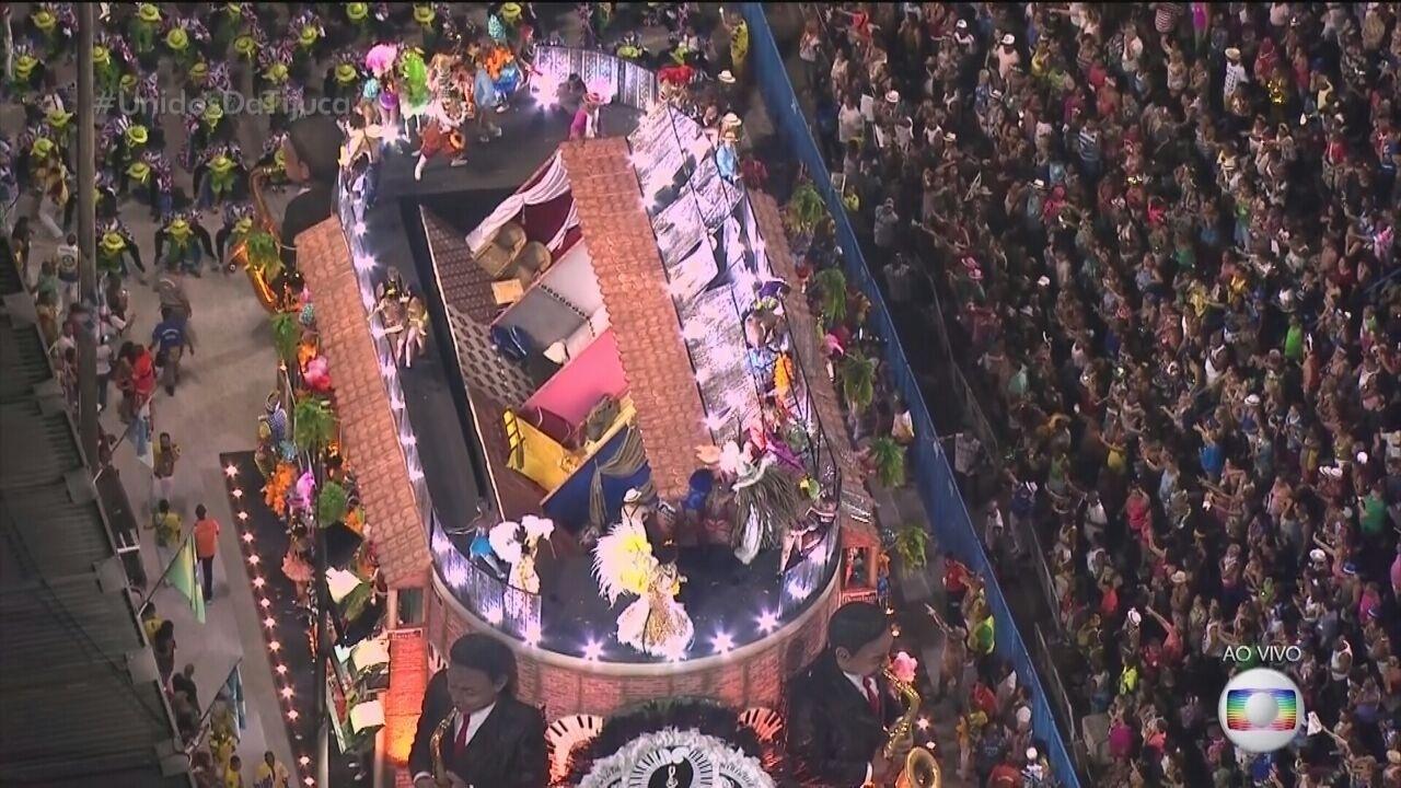 28.fev.2017 - Parte superior de carro alegórico da Unidos da Tijuca desaba na concentração da Sapucaí - Reprodução/TV Globo