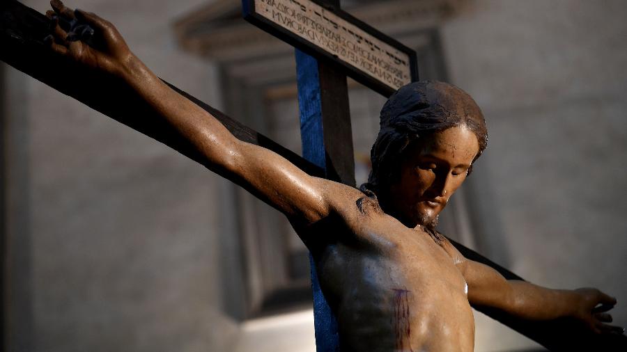 Crucifixo de 1,40 metros feito por Michelangelo - AFP/ALBERTO PIZZOLI
