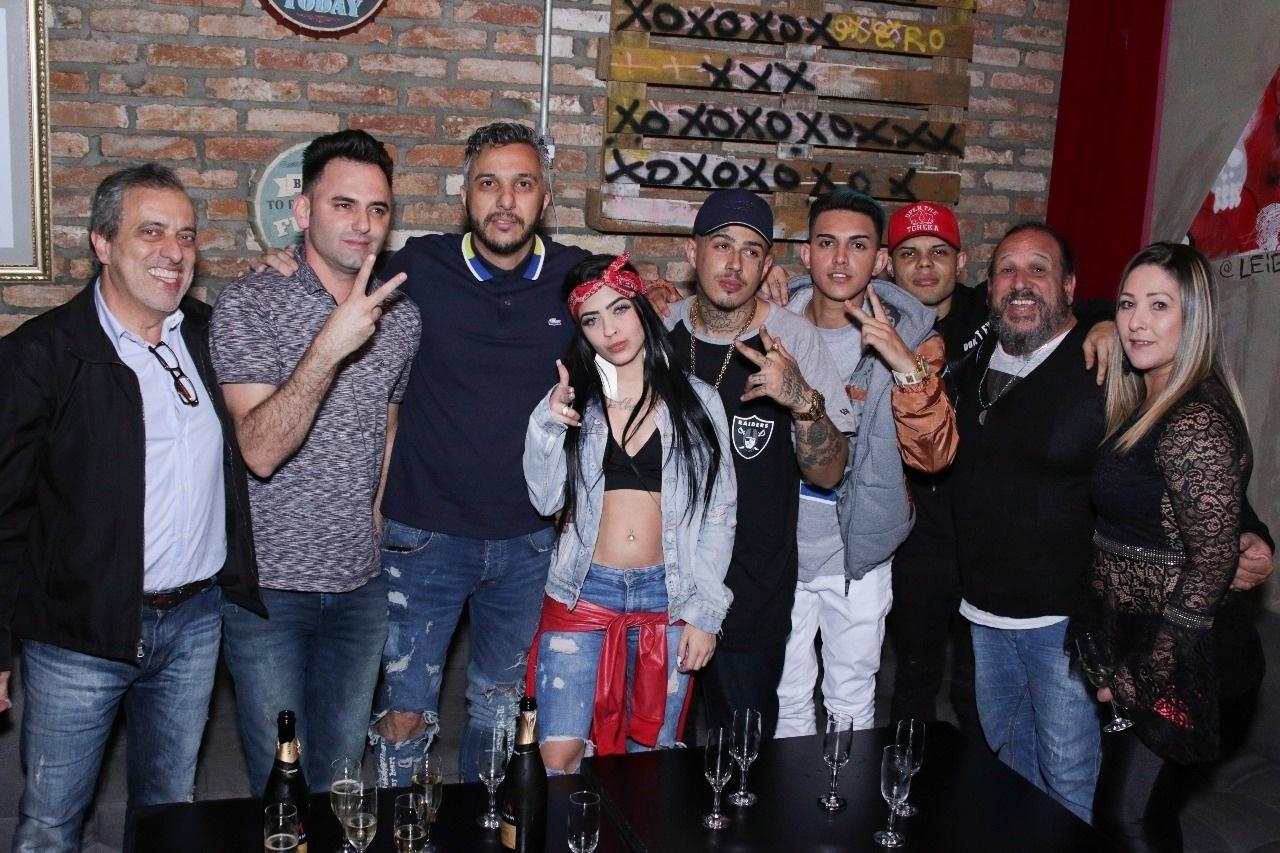 Equipe da Wea e da RW comemoram assinatura do contrato do acordo - Divulgação