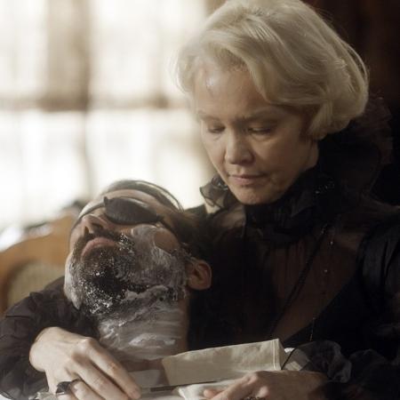 Greta faz a barba de Ferdinando em "Novo Mundo" - Reprodução/TV Globo - Reprodução/TV Globo