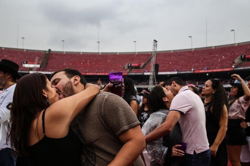 Pegação e clima de romance no VillaMix Festival São Paulo, no Estádio do Morumbi - Amanda Perobelli/UOL