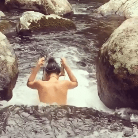 Nanda Costa  tira a parte de cima do biquíni em banho de cachoeira  - Reprodução/Instagram