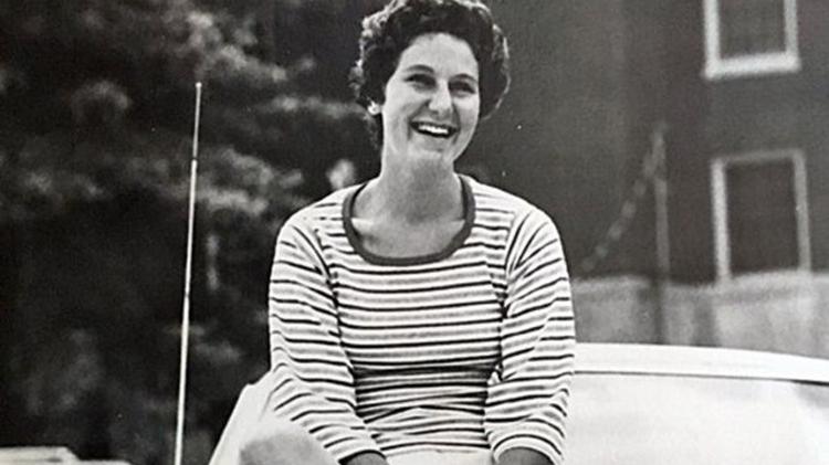 Maryann Gay em cima do carro que dirigia ao atropelar Brian. Essa foto foi tirada um ou dois anos antes do acidente - Arquivo pessoal - Arquivo pessoal