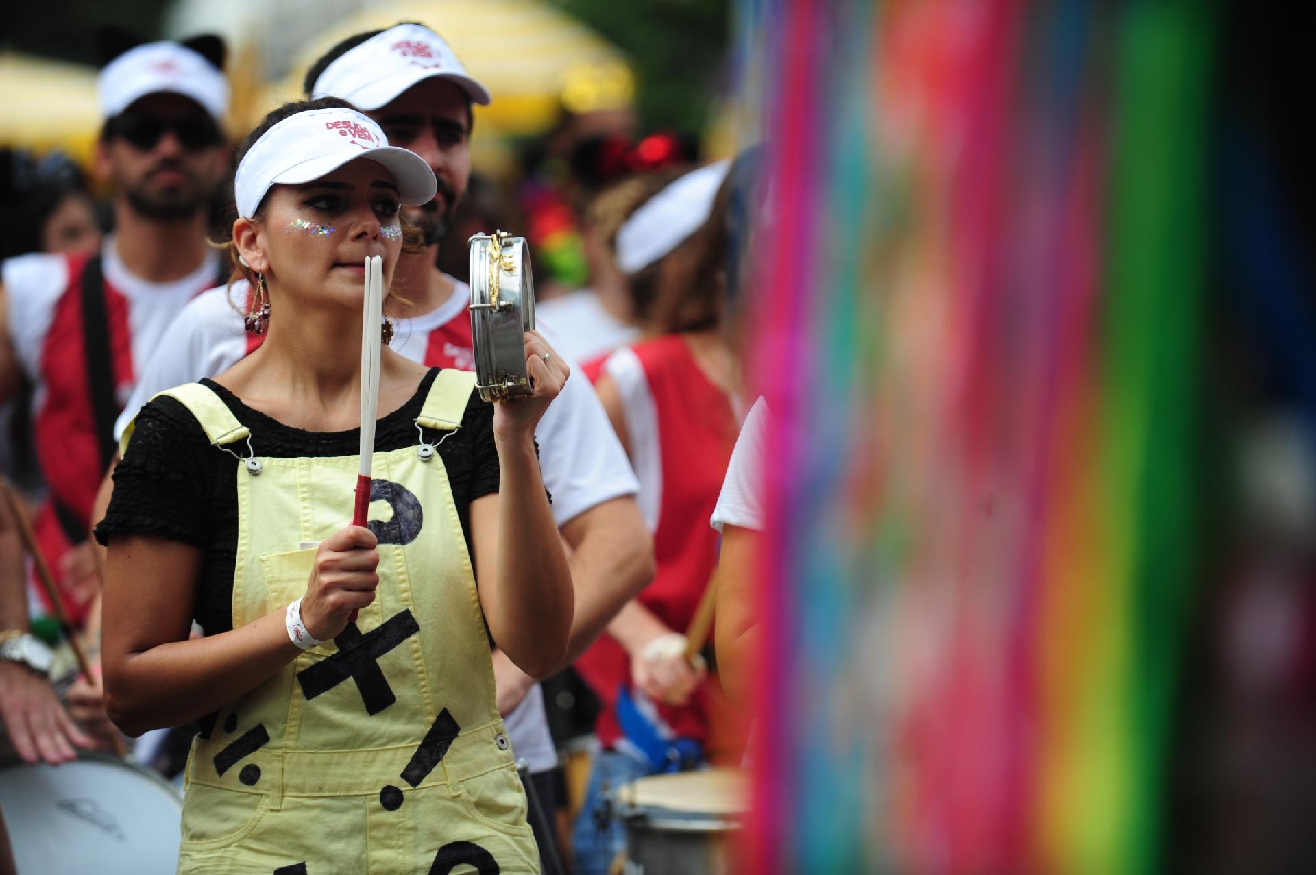 Bloco Desliga e Vem leva o pagode dos anos 1990 às ruas do bairro de Pinheiros, em São Paulo, neste sábado (17) - Junior Lago/UOL
