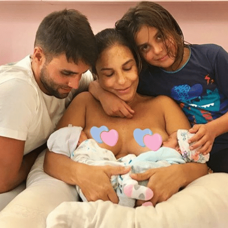 Ivete Sangalo com o marido, Daniel Cady, o filho mais velho, Marcelo, e as caçulas, Marina e Helena - Reprodução/Instagram/ivetesangalo