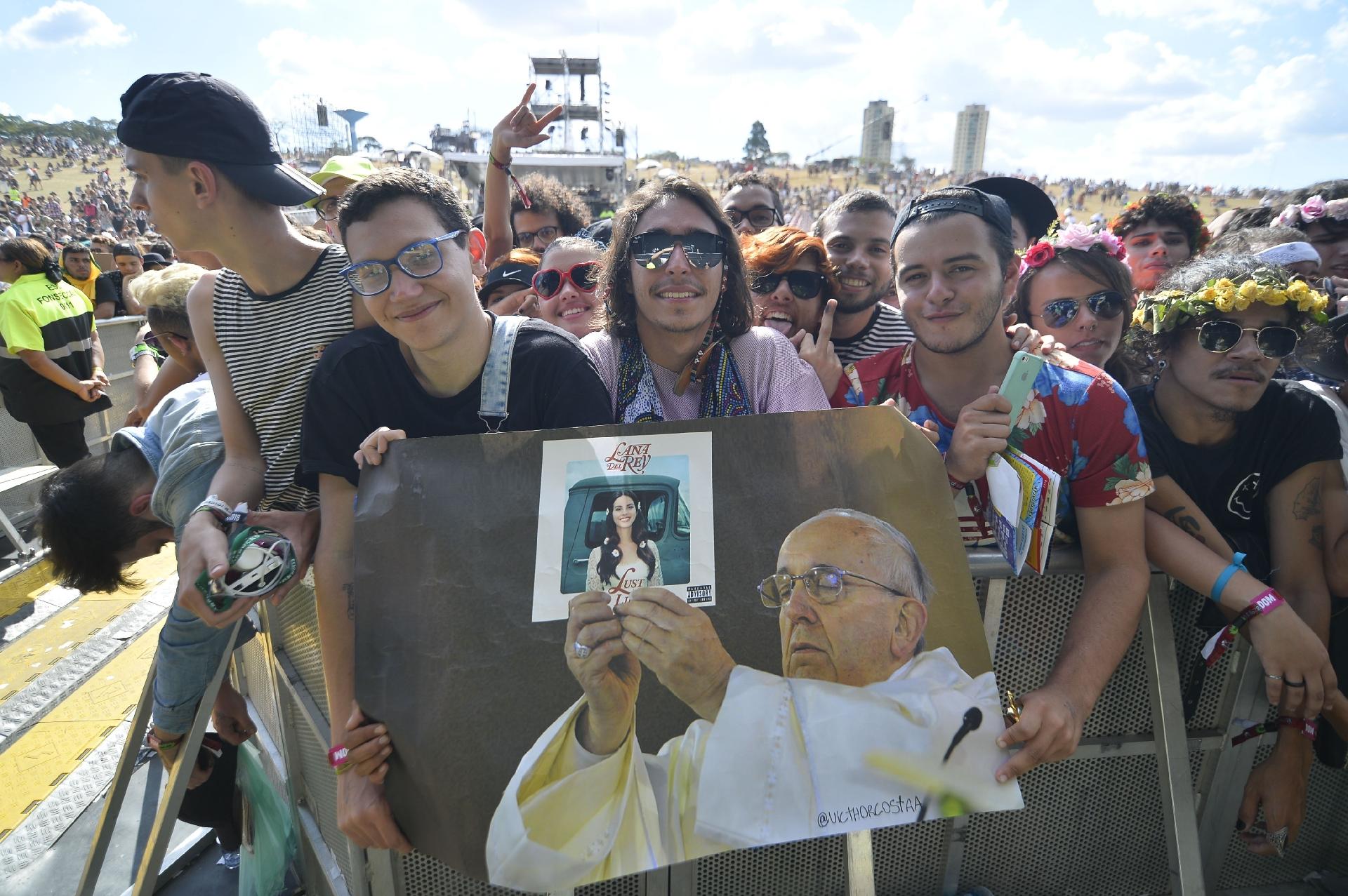 lollapalooza 2018 - fãs levam cartaz da foto do Papa Francisco "segurando" uma foto de Lana Del Rey - Levi Bianco/Brazil Photo Press/Folhapress
