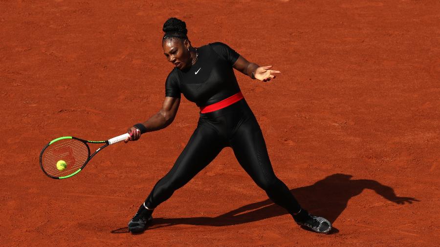 Serena Williams jogou de camiseta e calça pretas - Getty Images