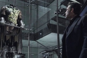 Imagem mostra armadura de Robin destruÃda e com mensagem de Coringa - Reprodução