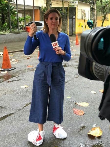 Renata Capucci se protege como pode da chuva durante reportagem para o "Jornal Hoje" - Reprodução/Instagram/reantacapucciofficial