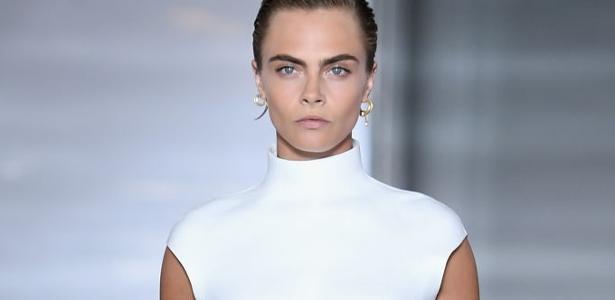 Cara Delevingne volta às passarelas em Paris e suposta namorada a ...