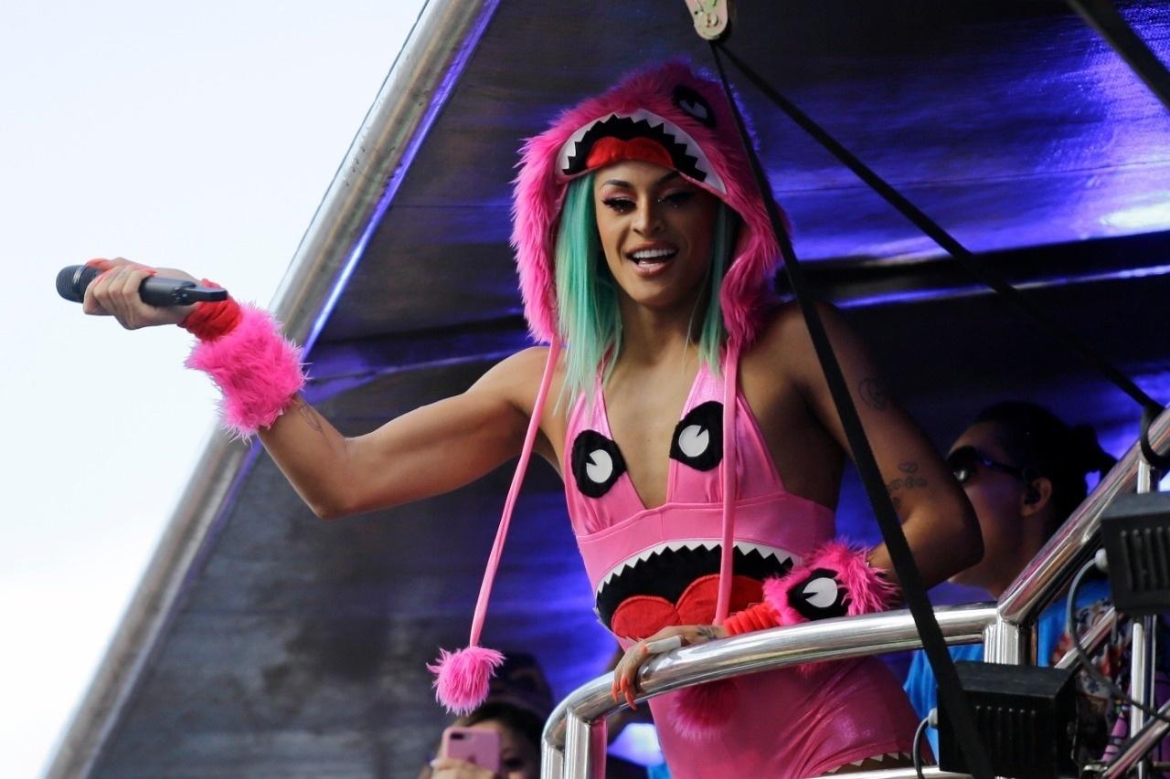 Com maiô rosa, Pabllo Vittar faz Carnaval pop com seu bloco em São Paulo - Nelson Antoine/UOL