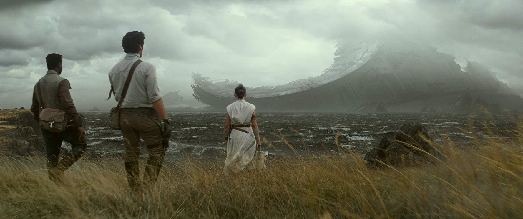 Finn (John Boyega), Poe (Oscar Isaac) e Rey (Daisy Ridley) observam destroços em "Star Wars IX: The Rise of Skywalker" - Divulgação
