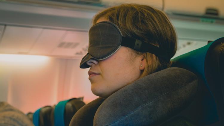 Dormir no avião - iStock - iStock
