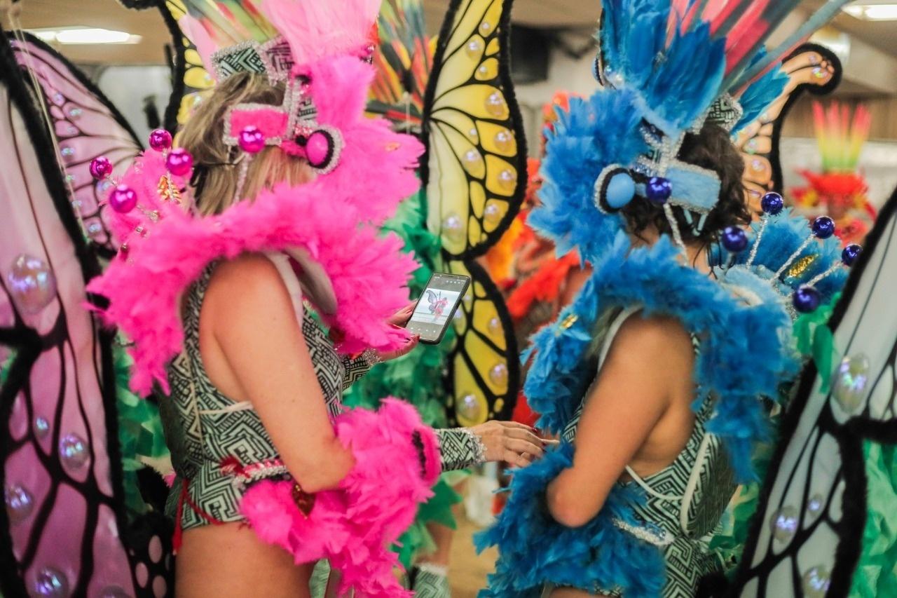 Passistas se preparam para entrar na avenida - Ricardo Matsukawa/UOL